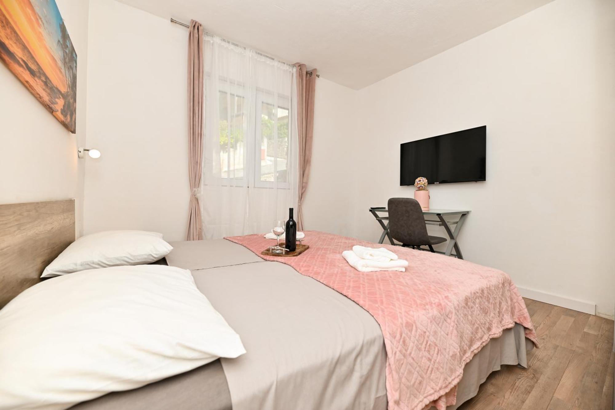 New,Close To The Beach Apartment With Domestic Olive Oil And Wine Trogir Kültér fotó